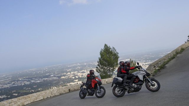 Jakie turystyczne enduro, czyli uniwersalny, oszczędny, trwały, wyprawowy motocykl do podr&oacute;ży we dwoje. Propozycje segmentu adventure: dwu, trzy, czterocylindrowe 2020/2021