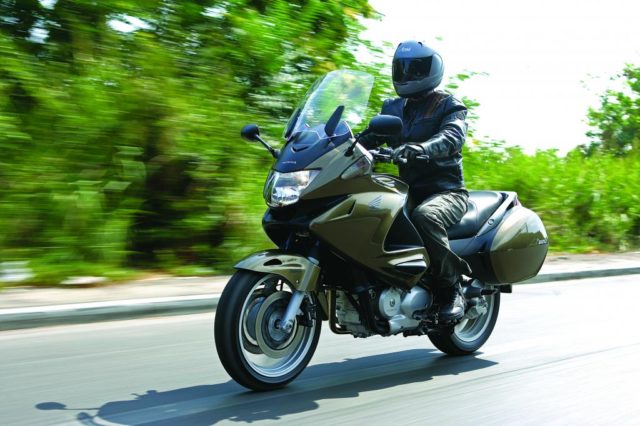 Honda Deauville NT700V – używany turystyk dla spokojnych motocyklistów [wady, zalety, opinie, dane techniczne]