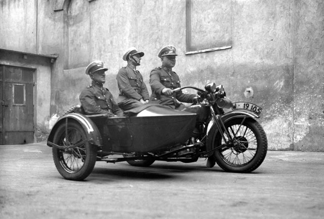 Policyjny-Harley-przedwojenna-policja