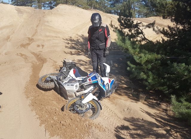 jak podnieść motocykl enduro w terenie