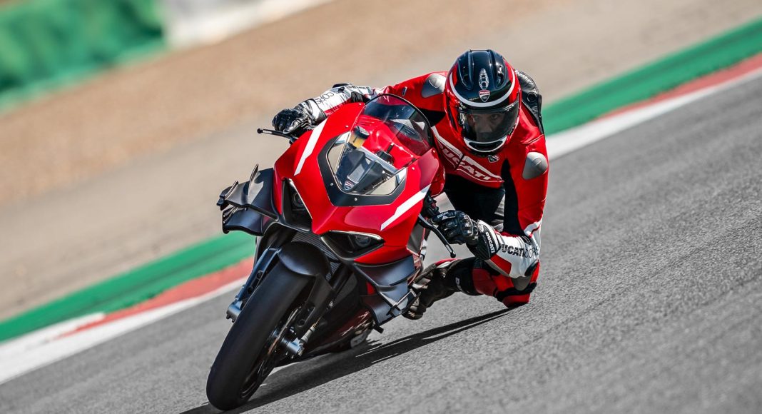 ducati superleggera v  km knee down kolanko tor scaled
