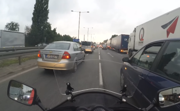 motocyklista udrożnia drogę