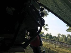 tarp plandeka z marketu na motocyklowe wyjazdy zamiast namiotu