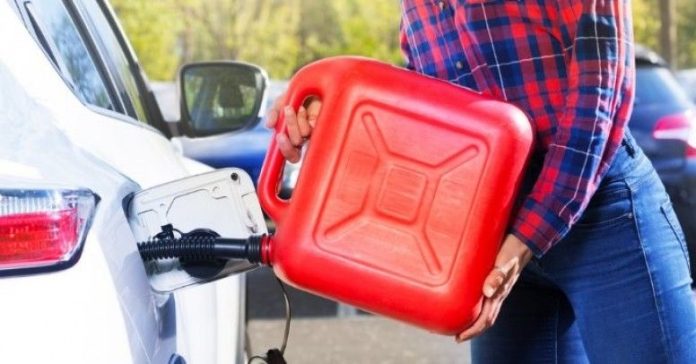 kanister na paliwo jak przechowywać paliwo olej napędowy ropa benzyna tankowanie