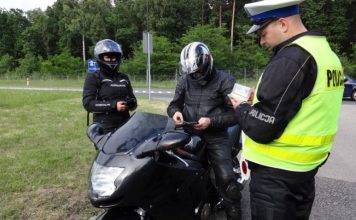 motocyklista policja motocykl kombinezon kontrola mandat honda x