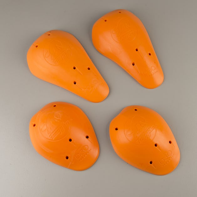 Z czego zbudowane są motocyklowe protektory? Analiza właściwości materiał&oacute;w ochraniaczy