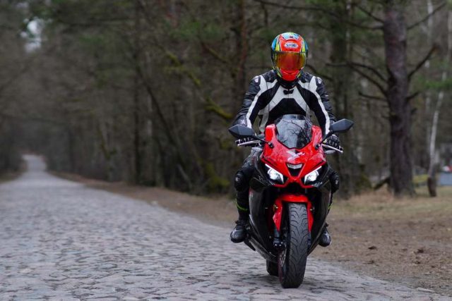 Barton Blade-R 2022 &ndash; jaki tani motocykl sportowy klasy 125 do miasta [dane techniczne, opis, cena]