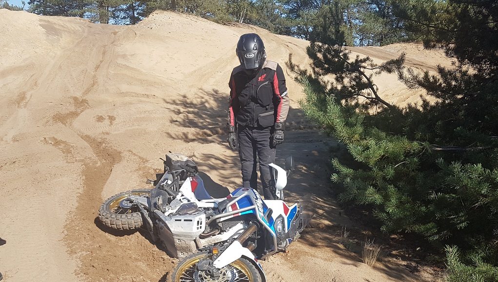 jak prawidłowo podnieść z ziemi motocykl po glebie