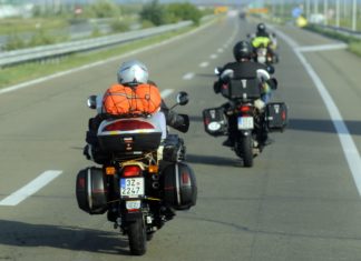 motocyklem na autostradzie kufry podróż autostrada wyprawa motocyklowa turystyka motocyklowa scaled