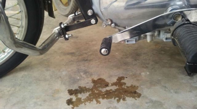 olej pod motocyklem