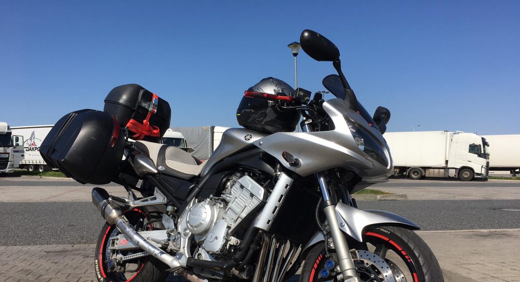 yamaha fazer  kufry stelaże podróż na motocyklu schuberth c pro