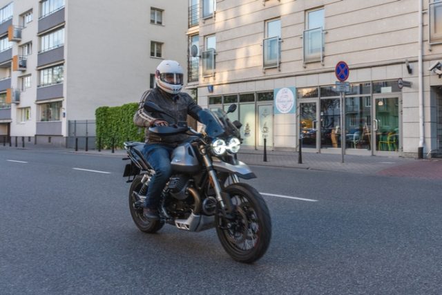 Moto Guzzi V85TT 2020 test, opinia, wady, zalety