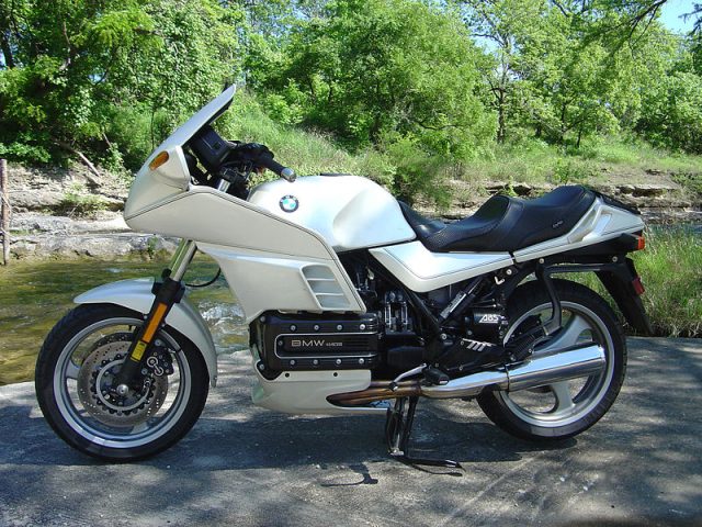 Historia wybranych systemów współczesnych motocykli – ABS, hamulce tarczowe, wtrysk paliwa, rozrusznik elektryczny, oświetlenie LED