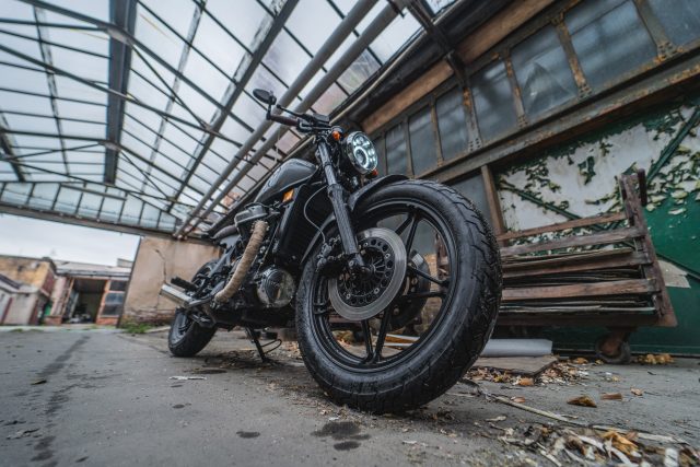 Testujemy customową Hondę CX650 – brat bike, motocykl, kt&oacute;ry czyni wolnym