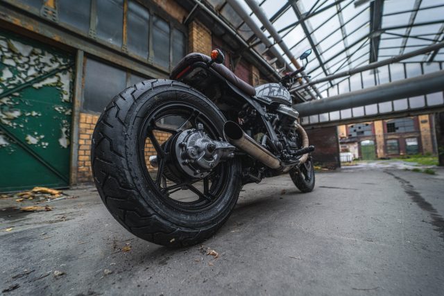 Testujemy customową Hondę CX650 – brat bike, motocykl, kt&oacute;ry czyni wolnym