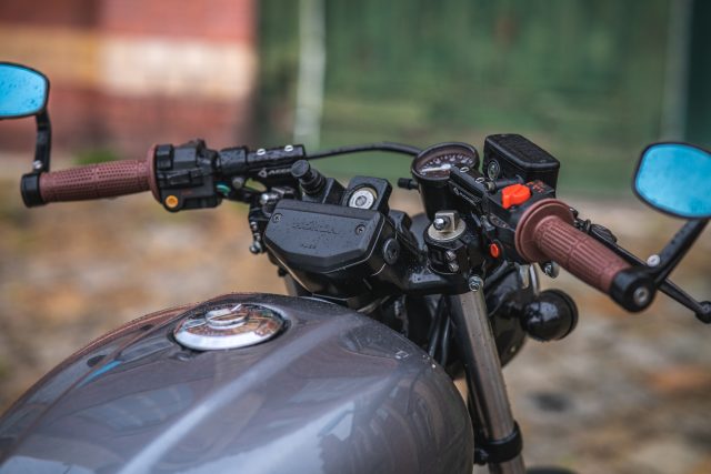 Testujemy customową Hondę CX650 – brat bike, motocykl, kt&oacute;ry czyni wolnym