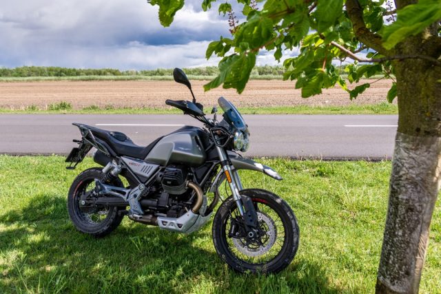 V85TT Moto Guzzi pierwsze wrażenia opinia wady zalety
