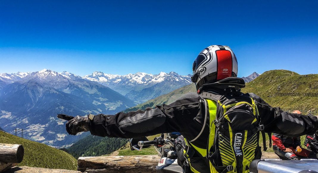 motocyklowy turysta podróżnik