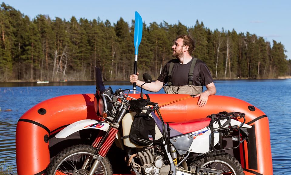 jak przeprawić się motocyklem przez rzekę lub jezioro