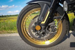 Suzuki VStrom  DL  TEST opinia wady zalety dane techniczne  scaled