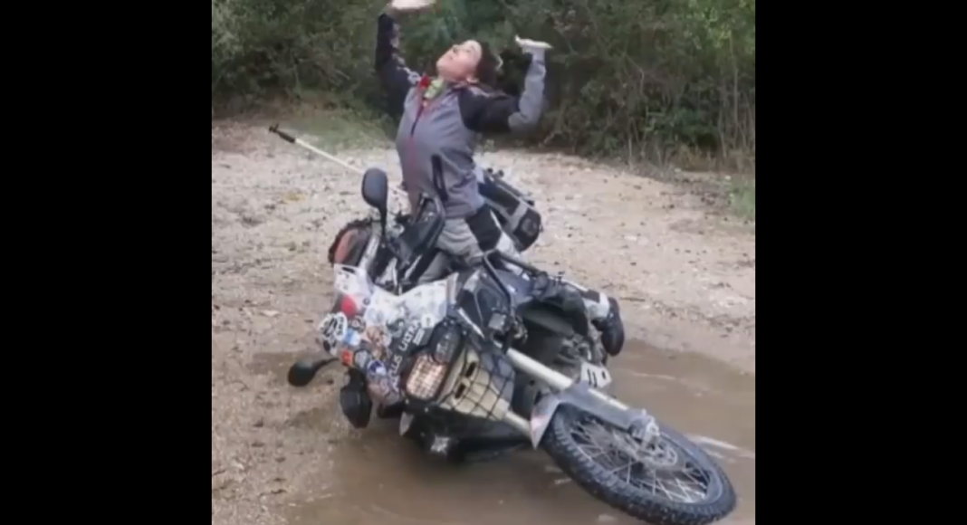 jak podnieść przewrócony motocykl