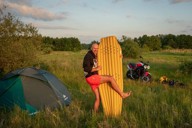 jaki materac do namiotu na wyjazd motocyklowy biwak