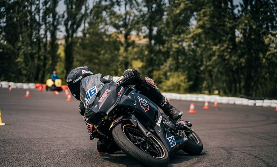 michal budziach budziaszek kolano motovoyager wyscigi motocyklowe