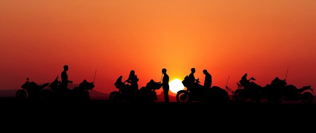 motocykl motocykle zachód słońca grupa klub motocyklowy parada motocyklowa scaled