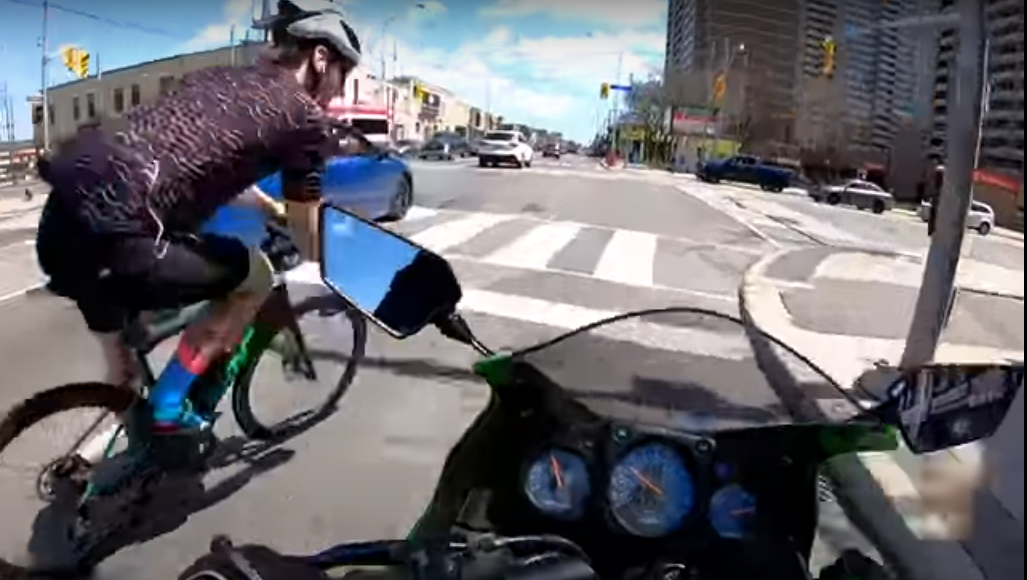 rowerzysta motocyklista wypadek kolizja skrzyżowanie