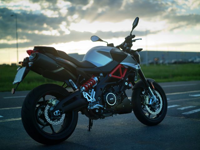 Aprilia Shiver 900 2020 – prawie litrowy naked środka [TEST, OPINIA, WADY, ZALETY, DANE TECHNICZNE]]