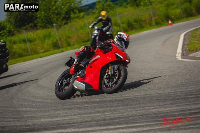 Technika pokonywania zakręt&oacute;w motocyklem. Pochylanie? Skręcanie? GAZ!!