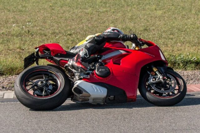 jak pokonywać zakręty na motocyklu