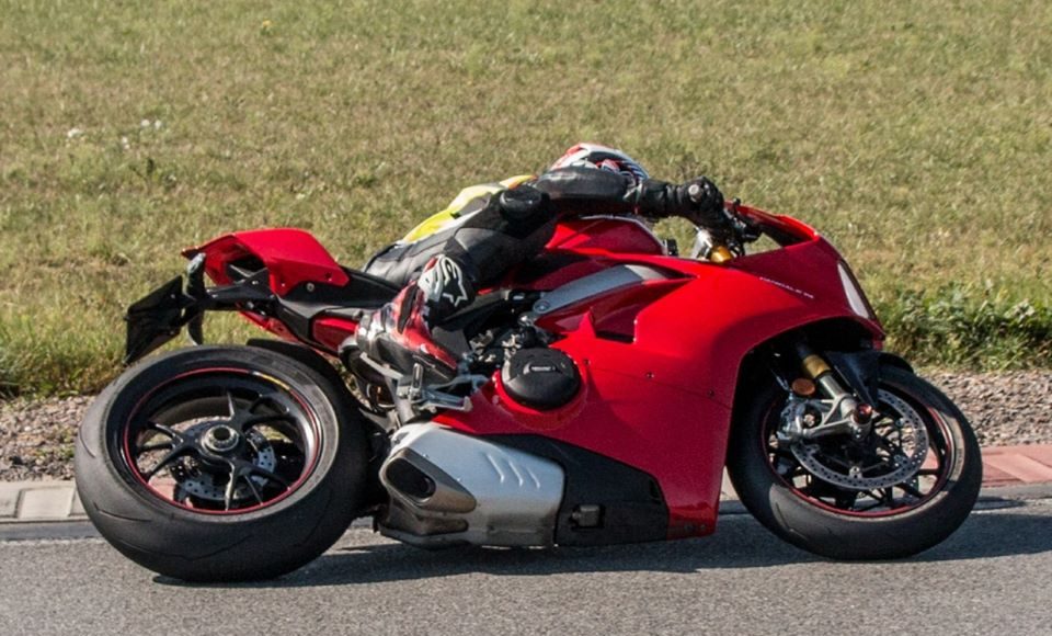 jak pokonywać zakręty na motocyklu