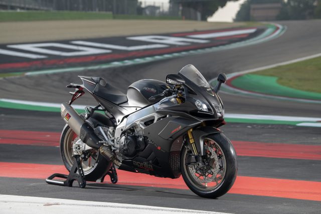 Kup Aprilię RSV4 lub Tuono V4 z rocznika 2019 i odbierz voucher na dwudniowy Speed Day!