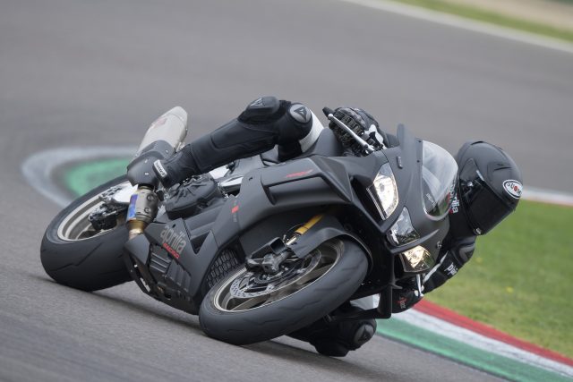 Kup Aprilię RSV4 lub Tuono V4 z rocznika 2019 i odbierz voucher na dwudniowy Speed Day!