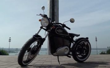 Iż retro klasyczny motocykl elektryczny rosyjski radziecki kałasznikow