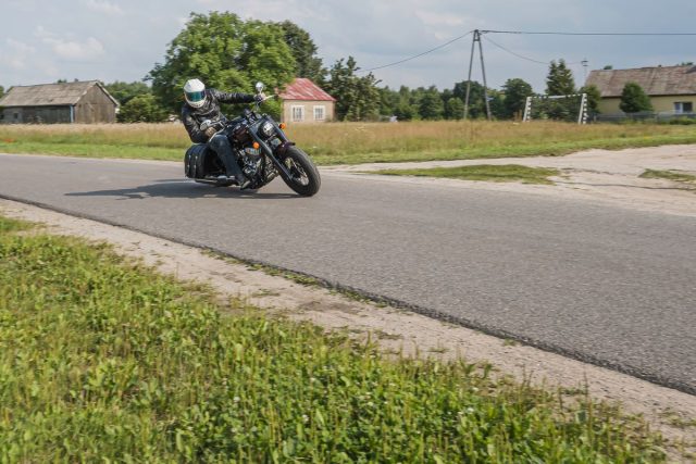 Starcie stalowych nowości 2021 &ndash; Harley Davidson Street Bob vs Indian Super Chief Limited [test, opinie, dane techniczne]