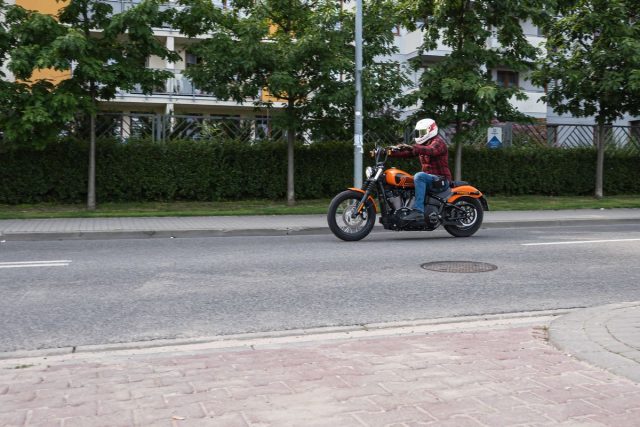 Starcie stalowych nowości 2021 &ndash; Harley Davidson Street Bob vs Indian Super Chief Limited [test, opinie, dane techniczne]