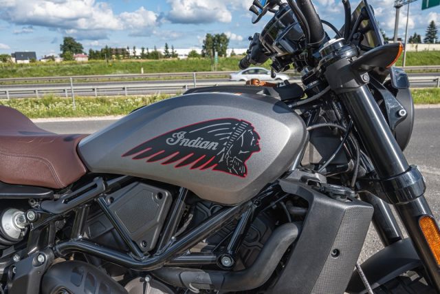Dobry kompan na kr&oacute;tkie wypady i do turystyki &ndash; Indian FTR 1200 Rally [dane techniczne, opis, test]