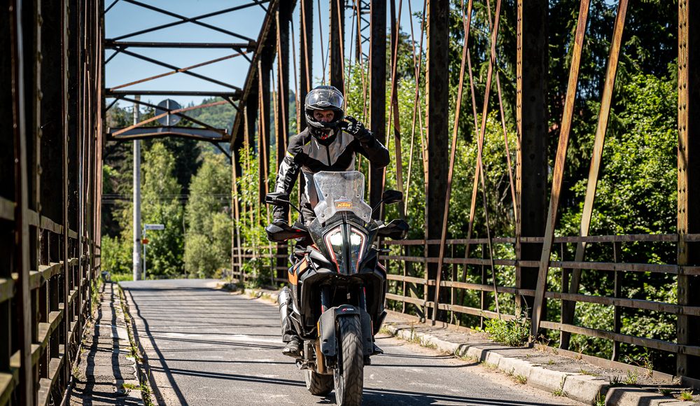 Zabierz go na tor, albo na serpentyny górskich przełęczy...