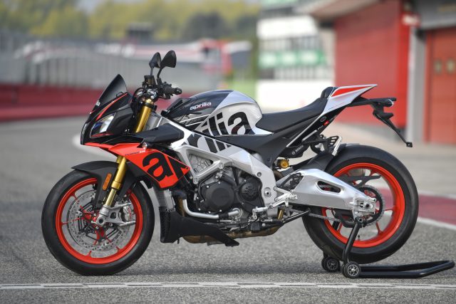 Aprilia Tuono V4 1100 Factory wygrywa test por&oacute;wnawczy TOP 10 naked&oacute;w magazynu Motociclismo