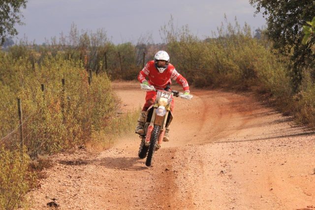 Adam Tomiczek zgarnia drugie miejsce w niezwykle trudnych zawodach Baja TT do Pinhal