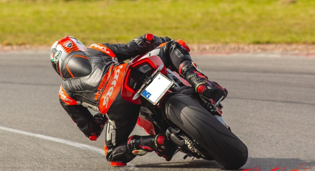 jak hamować motocyklem przedni czy tylny hamulec