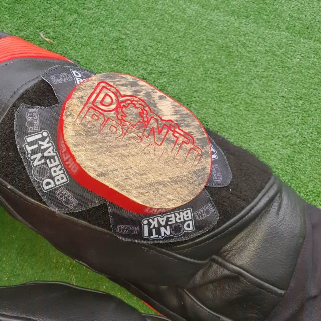 Technika pokonywania zakręt&oacute;w motocyklem: schodzenie na kolano – fakty i mity