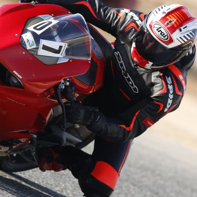 Technika pokonywania zakręt&oacute;w motocyklem: schodzenie na kolano – fakty i mity