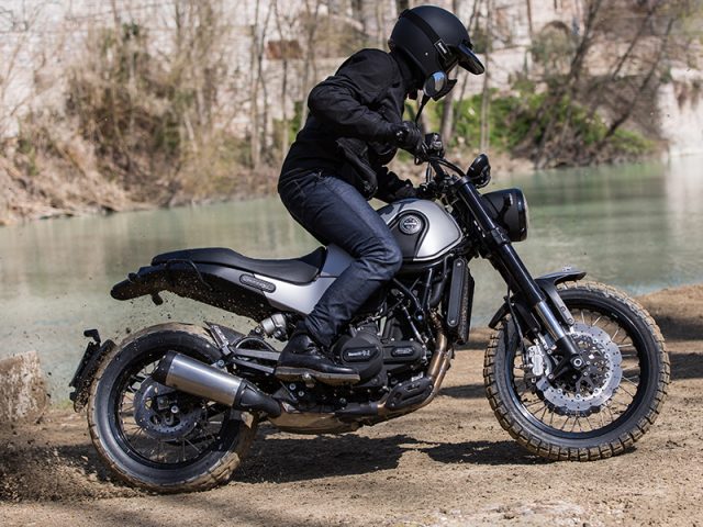 Czym jest scrambler? Co to za motocykl? Czym się charakteryzuje [Benelli, Ducati, Triumph, BMW]