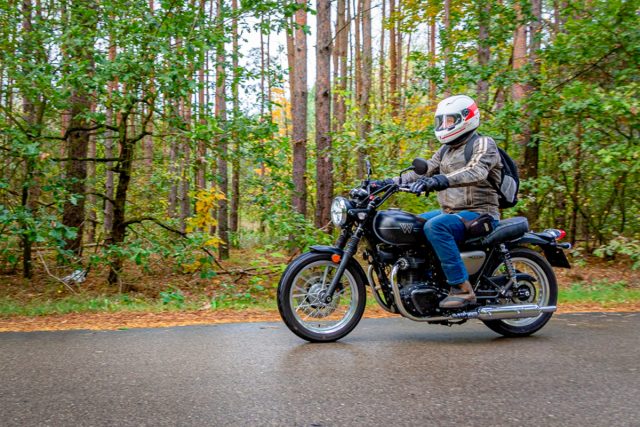 Jazda motocyklem cały rok? Niska temperatura i deszcz – jak się ich nie bać jesienią