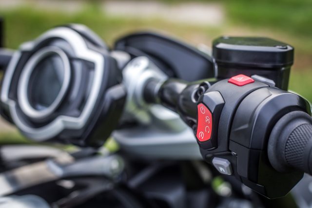 Triumph Rocket 3 III test dane techniczne cena opis wady zalet