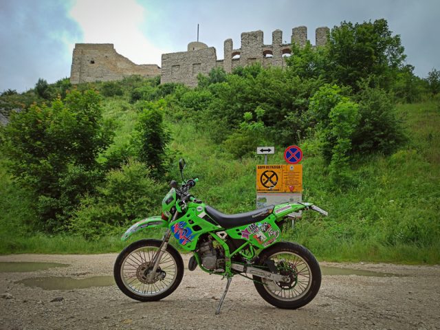 Dziewczyna z Olsztyna i Kawasaki KDX 125 2T na Końcu Świata [relacja]