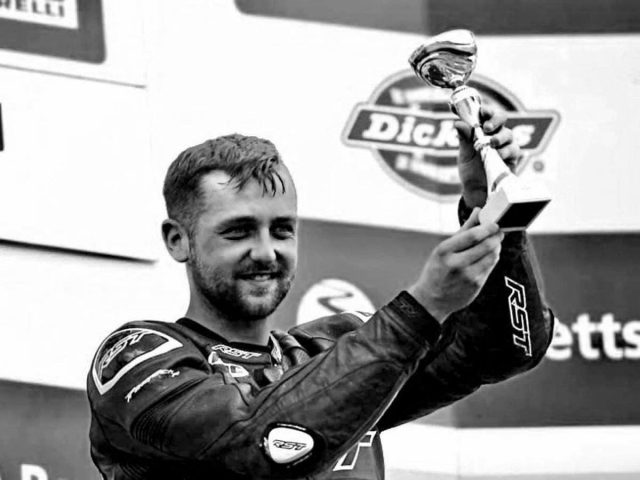 Znani motocykliści, kt&oacute;rzy odeszli od nas w 2020 roku. Czy kojarzysz ich dokonania?